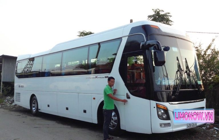 Nội thất xe limousine sang trọng với ghế giường nằm màu đỏ và ánh sáng đèn LED đa sắc