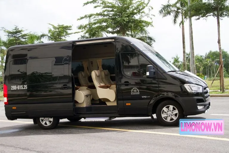Xe limousine đen sang trọng, cửa trượt mở lộ nội thất ghế da cao cấp, phục vụ tuyến Thái Nguyên Nghệ An Vinh.