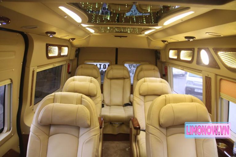 Nội thất xe limousine Hà Linh với hàng ghế da cao cấp và hệ thống đèn trần hiện đại