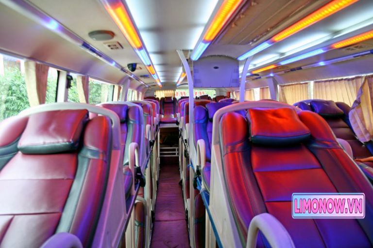 Đội xe van đen của Nhà xe Hoàng Phương đậu trước tòa nhà cao tầng