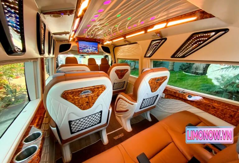 Xe Limousine DCarX Plus màu đen sang trọng với nội thất cao cấp