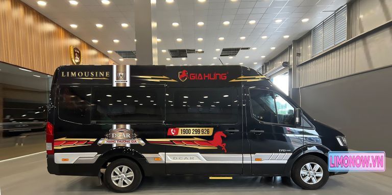 Xe limousine đen sang trọng của nhà xe Hùng Hiếu với cửa mở và nội thất tiện nghi, sẵn sàng phục vụ