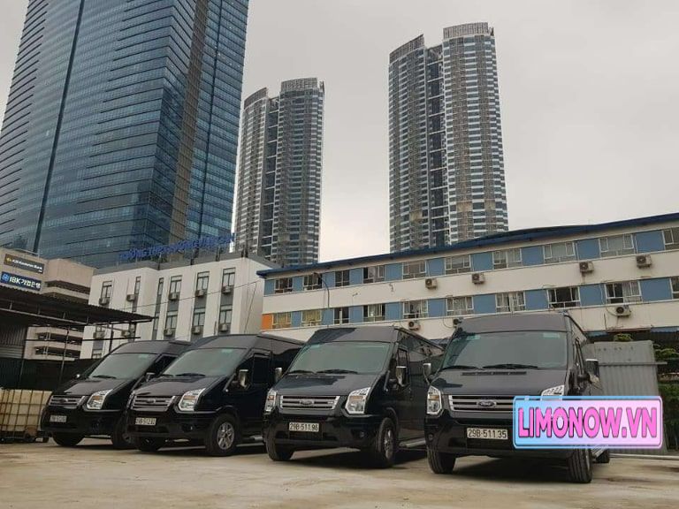 Dàn xe khách Ford Transit Limousine màu đen của Nhà xe Trường Hằng đậu trước khu đô thị hiện đại