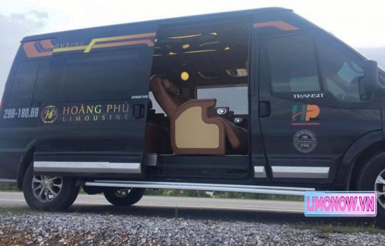 Xe limousine màu đen cao cấp, cửa mở hé lộ nội thất sang trọng, sẵn sàng cho chuyến đi Vũng Tàu Cà Mau