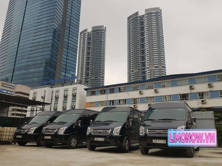 Bốn xe Ford Transit Limousine màu đen sang trọng đậu tại bãi xe ở thành phố, sẵn sàng cho thuê với Limonow.vn