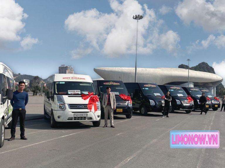 Xe Limousine DCAR Transit màu đen sang trọng