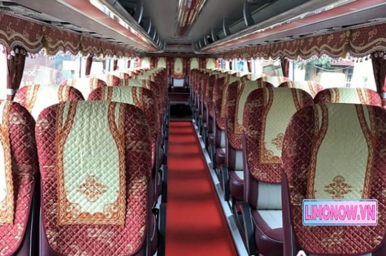 Nội thất xe limousine sang trọng với ghế da và ánh sáng hiện đại