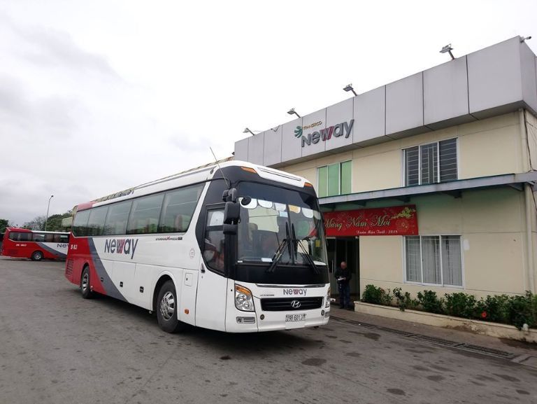 Xe limousine Dcar màu trắng hiện đại chuyên tuyến Đồ Sơn