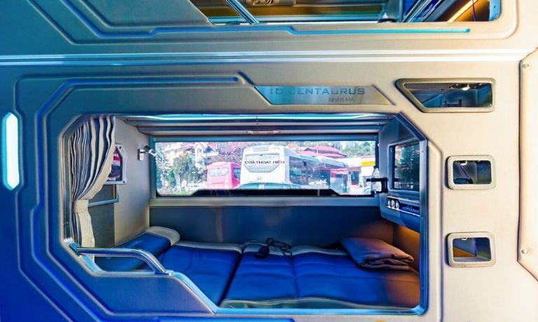 Xe limousine Dcar đậu trước khách sạn sang trọng