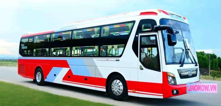 Xe khách Good Morning Cat Ba màu trắng đen, biển số 29B-199.34, đang đậu chờ khách.