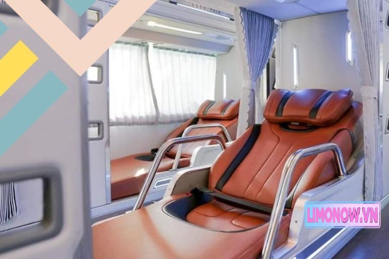 Xe khách limousine đen trang trí hoa đỏ cùng ba cô gái mặc đầm dạ hội vàng, thể hiện dịch vụ vận chuyển cao cấp