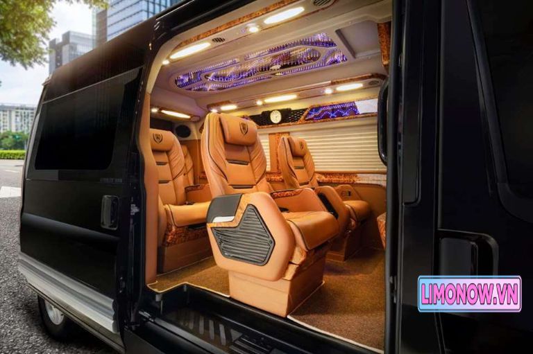 Nội thất xe limousine sang trọng với ghế da và TV giải trí