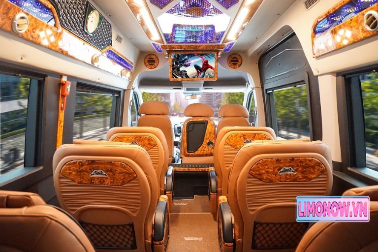 Nội thất xe limousine sang trọng với ghế VIP màu kem xanh, đèn trần và cửa sổ lớn, cho chuyến đi Mộc Châu tiện nghi.