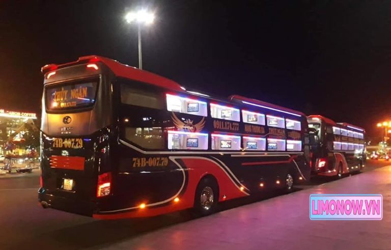 Xe khách limousine giường nằm Mai Linh Willer Express màu xanh hồng trên tuyến Huế Hà Nội
