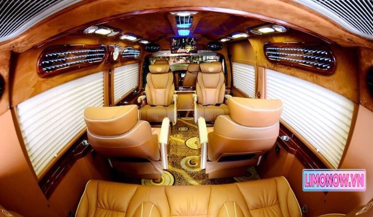 Dàn xe limousine Hải Phòng Travel màu đỏ đậu trên phố