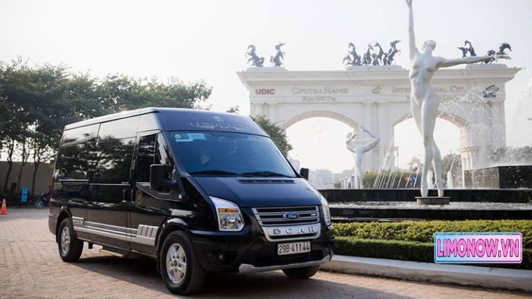 Xe khách limousine Ford Transit màu đen tại cổng khu đô thị Ciputra Hà Nội