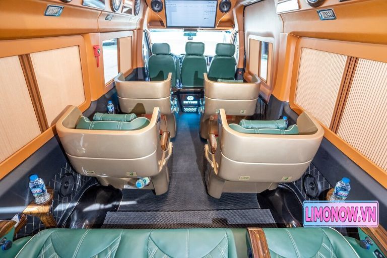 Xe limousine cao cấp trắng của Vexere với nội thất sang trọng, phù hợp tuyến Quy Nhơn Đà Nẵng