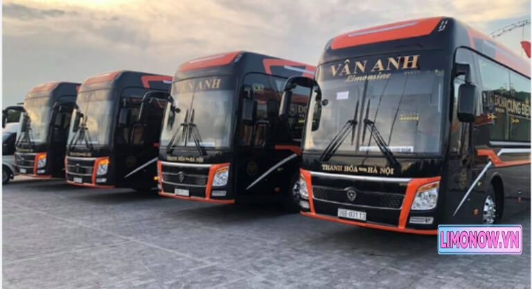 Xe limousine giường nằm Hyundai chất lượng cao màu đen vàng, sẵn sàng phục vụ tuyến Quảng Trị.