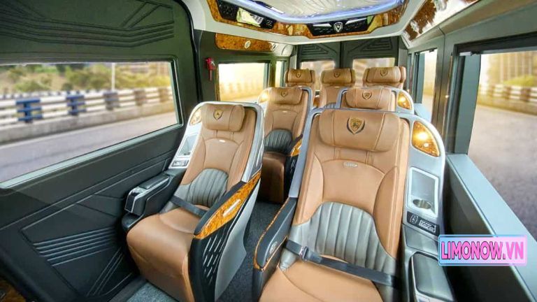 Nội thất xe khách limousine sang trọng với ghế da cao cấp, TV và tiện nghi hiện đại, phục vụ tuyến Hà Nội Lào Cai.