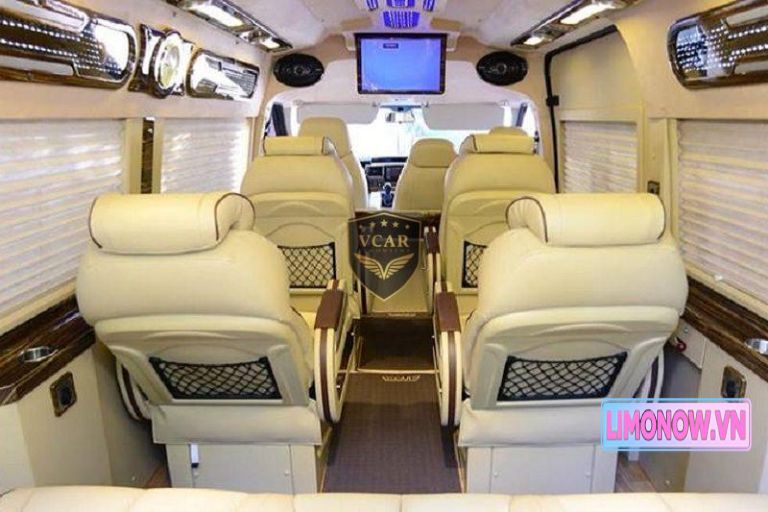 Nội thất xe khách limousine sang trọng với ghế da cao cấp và ánh sáng hiện đại