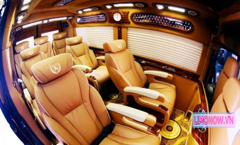 Đội xe limousine mới của nhà xe Duy Khánh tại bãi đỗ