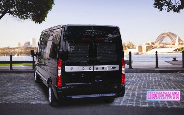 Xe limousine DCAR sang trọng màu đen, nội thất cao cấp với ghế massage