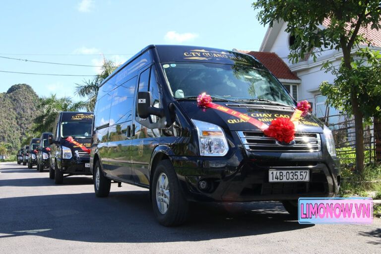 Giao thông đô thị Việt Nam với xe taxi, xe cá nhân và xe buýt trên đường.