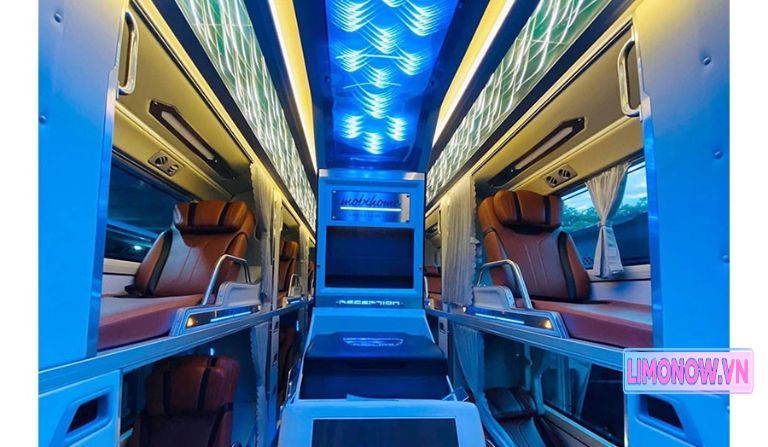 Xe khách limousine đen đỗ trước tượng đài và công trình kiến trúc