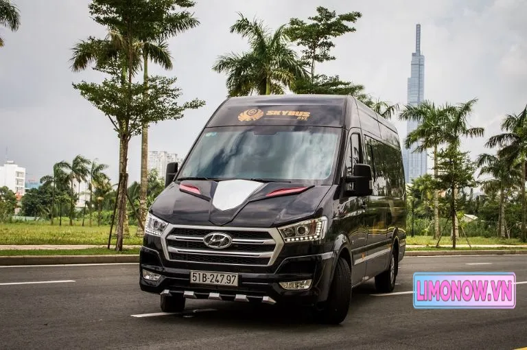 Xe limousine đen sang trọng, cửa mở lộ nội thất tiện nghi, sẵn sàng phục vụ tuyến Hà Nội Nam Định.