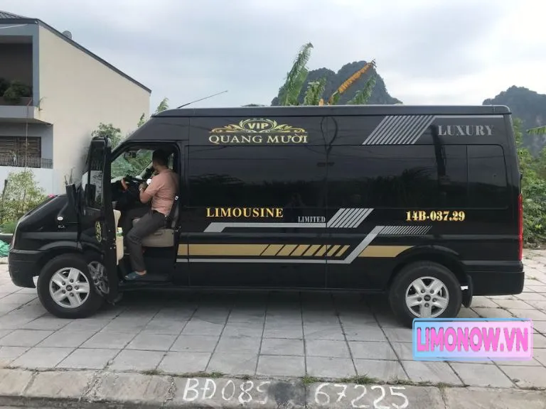 Nội thất xe khách limousine sang trọng với ghế ngồi bọc da cao cấp, có cô gái mặc váy xanh bên cửa sổ, phục vụ tuyến Vinh Hà Nội Nghệ An.