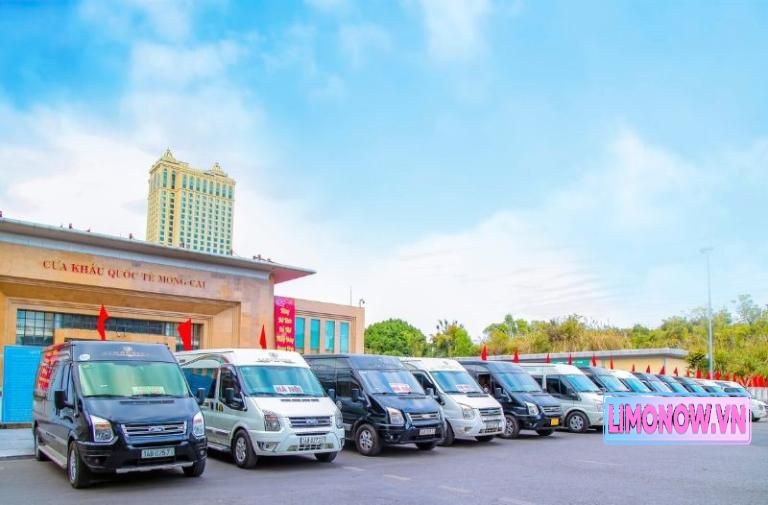 Xe limousine đen sang trọng cửa mở, bậc lên xuống kéo ra, nội thất tiện nghi, trên đường phố