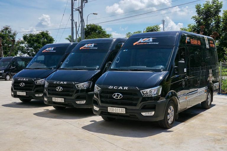Xe limousine Skybus màu đen sang trọng với cửa mở, nội thất ghế da cao cấp, biển số 29B-311.66, đậu ngoài trời.