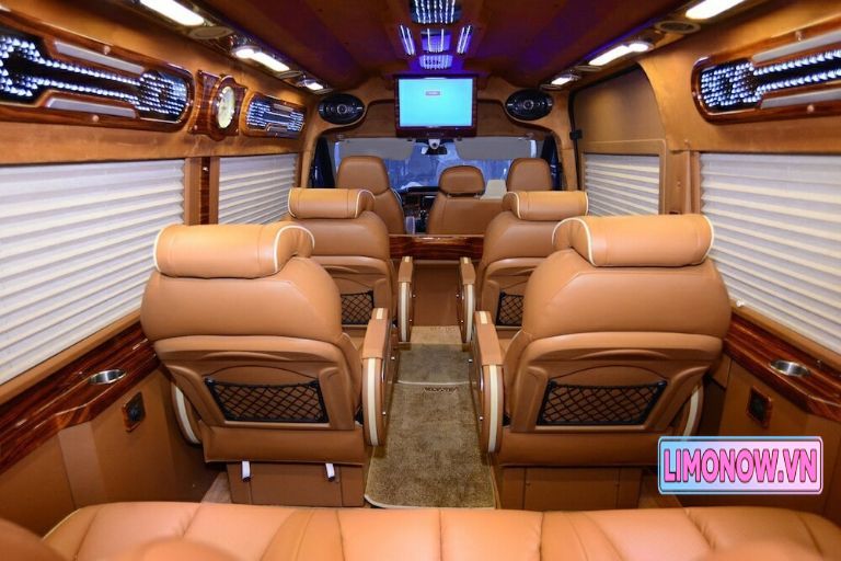 Nội thất xe limousine cao cấp với ghế da màu nâu, đèn LED và màn hình giải trí