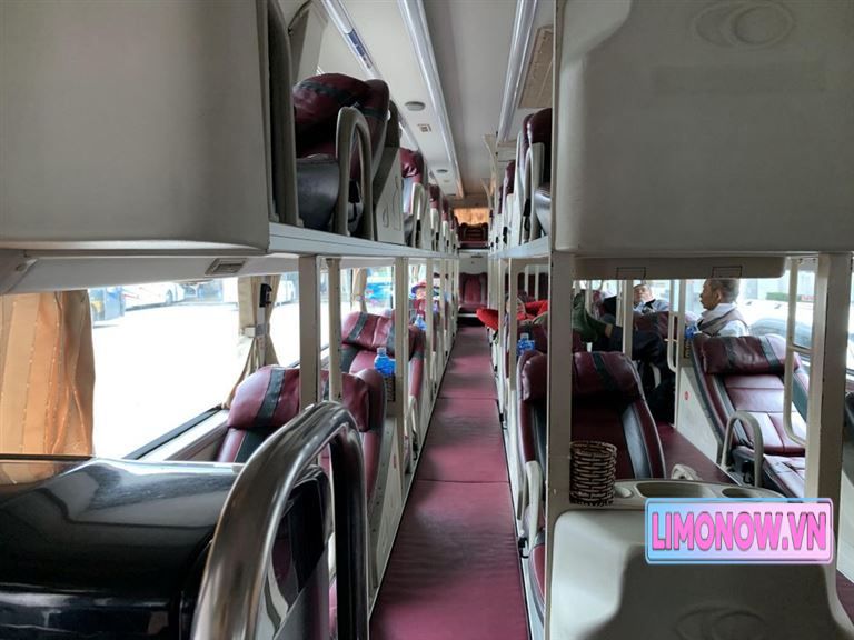 Nội thất xe limousine giường nằm cao cấp tuyến Bảo Lộc đi Quảng Ngãi với ghế da sang trọng và TV giải trí.