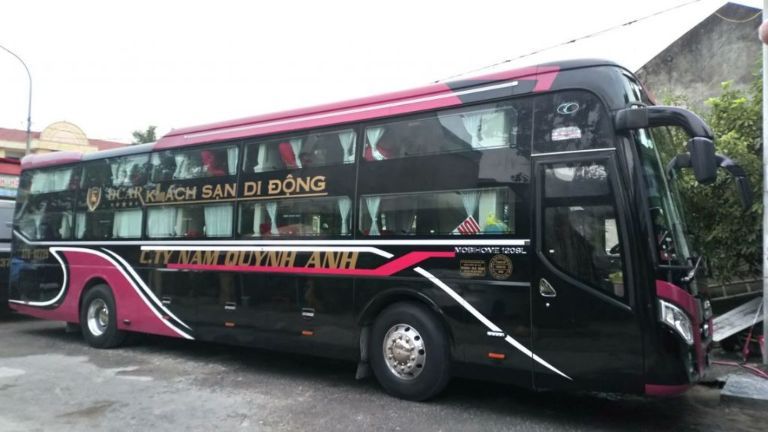 Ba xe khách limousine MÂN VŨ và THACO màu đen vàng, đậu sẵn sàng phục vụ tuyến Buôn Ma Thuột - Nha Trang