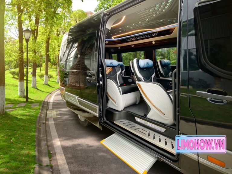 Nội thất xe van limousine với hàng ghế hành khách bọc da màu kem, cửa trượt mở rộng rãi