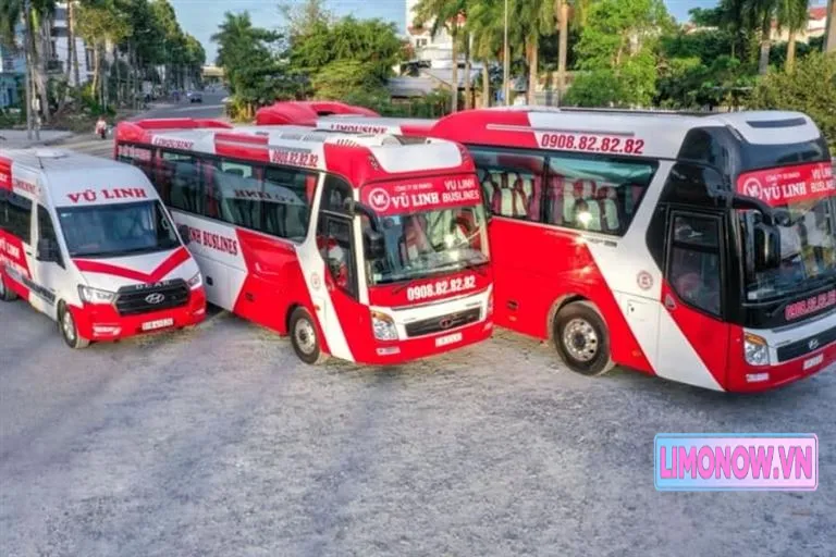 Ba xe khách limousine màu đỏ trắng của Vũ Linh Buslines đậu trên sân.