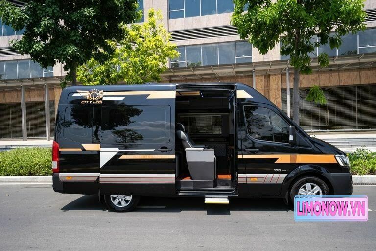 Nội thất xe limousine sang trọng với ghế da và rèm cửa