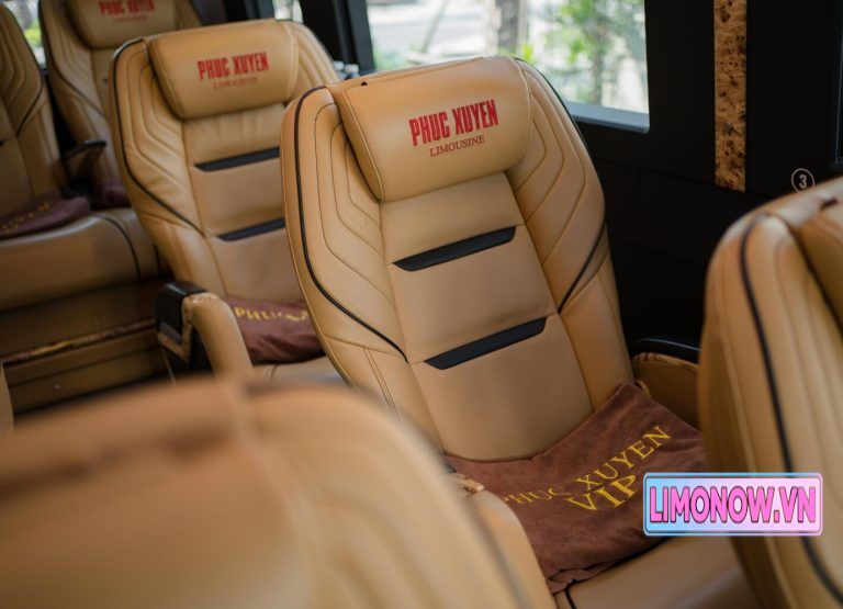 Nội thất xe limousine sang trọng với ghế da và hệ thống giải trí