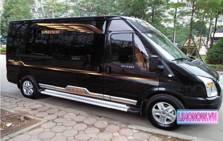 Nội thất xe limousine sang trọng với ghế da cao cấp và màn hình giải trí