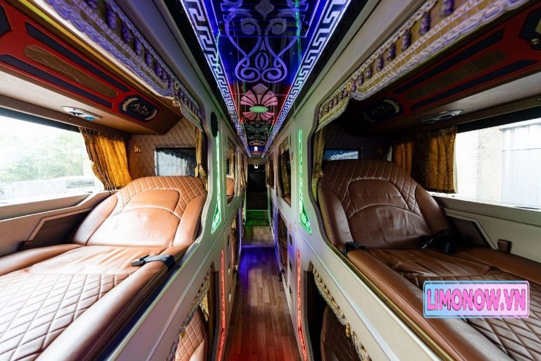 Nội thất xe limousine sang trọng, ghế da cao cấp và tiện nghi giải trí