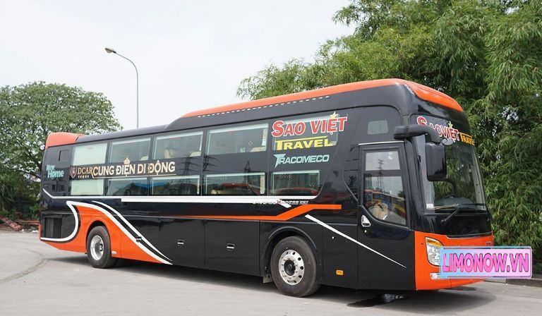 Xe khách limousine cao cấp màu đen của Skybus, nội thất sang trọng, sẵn sàng phục vụ tuyến Huế Đà Lạt an toàn và tiện nghi.