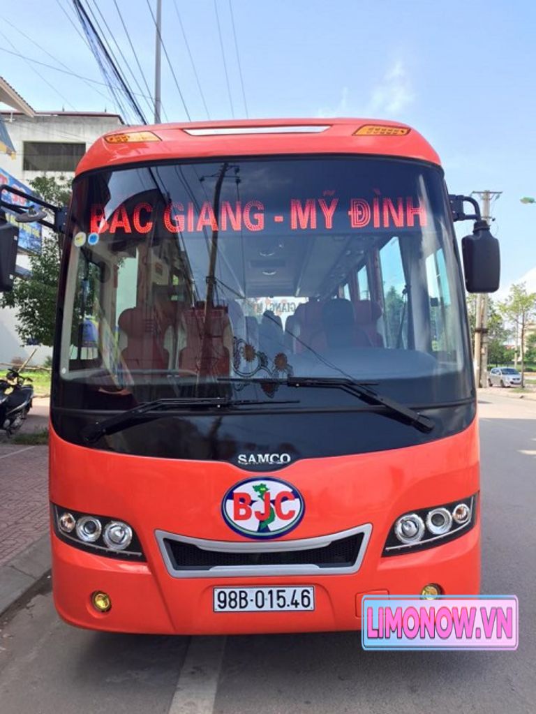 Xe limousine Phước Tuyền màu đỏ đậu tại bãi đỗ xe