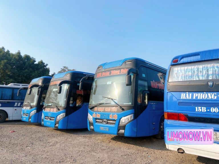 Xe Ford Transit DCar Limousine màu đen tuyến Nha Trang - Phú Yên