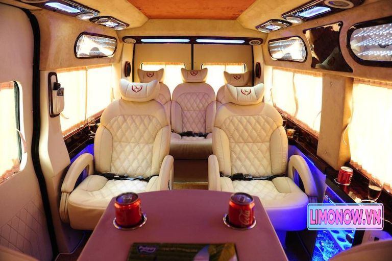 Đội xe Ford Transit đen cho dịch vụ vận chuyển hành khách