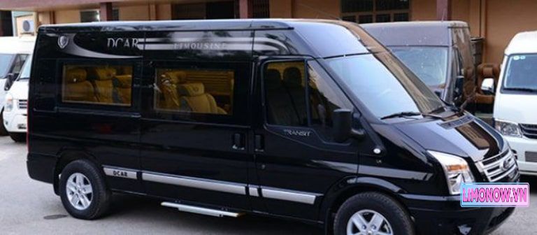 Nội thất xe limousine sang trọng với ghế da, ốp gỗ, màn hình TV, phục vụ tuyến Huế Quảng Ngãi
