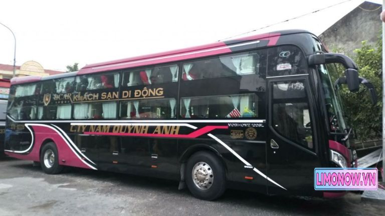 Xe limousine Ford Transit màu đen với nội thất sang trọng và ghế da nâu