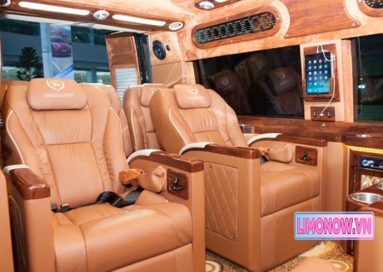 Xe khách limousine STARXPRESS màu trắng chuẩn bị đón khách tuyến Đà Nẵng - Nha Trang