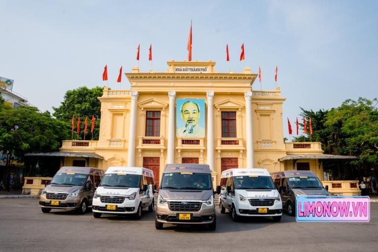 Nội thất xe limousine sang trọng với ghế da màu nâu cao cấp và tiện nghi hiện đại
