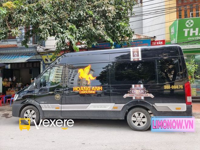 Xe limousine Ford Transit 16 chỗ màu đen cao cấp phục vụ tuyến Phan Thiết đi Quy Nhơn